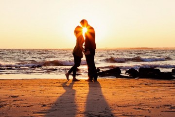 engagement pictures and engagement portraits taken on sullivan's island by charleston engagement photographers king street studios