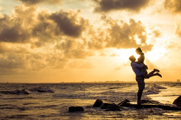 engagement pictures in sullivans island by charleston wedding photographers king street studios