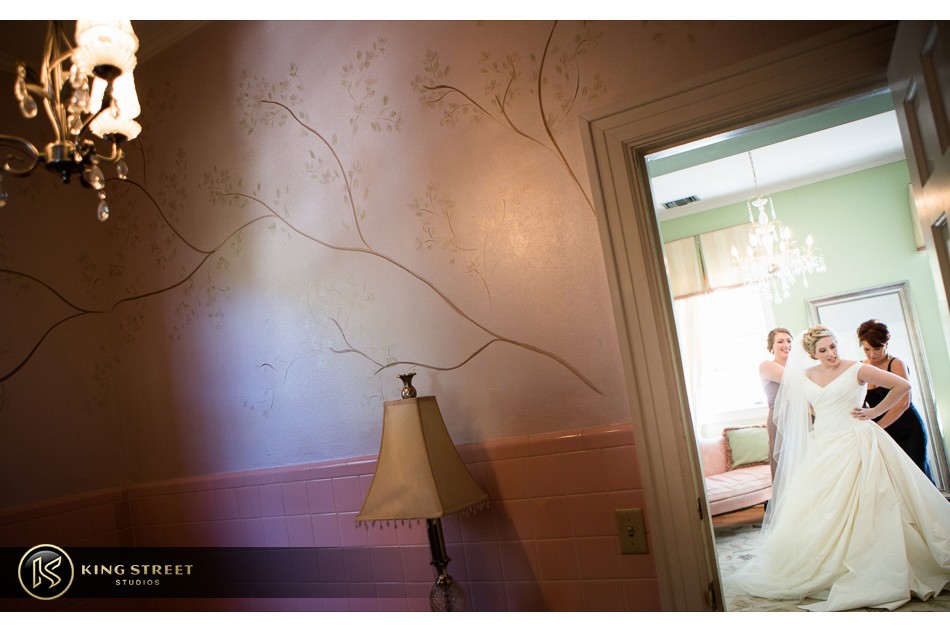 charleston weddings, charleston wedding photography, wedding pictures and wedding photos at legare waring house by charleston wedding photographers king street studios 1