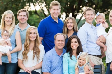 family pictures, family picture ideas, family photographers in charleston sc, family photography at boone hall plantation by charleston family photographers king street studios